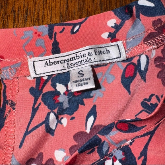 Abercrombie & Fitch Short Sleeve Salmon Pink Floral Blouse Slit Back Size Small - Picture 2 of 5